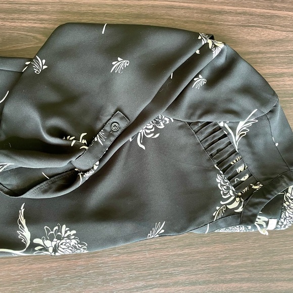 Black and White Blouse - Picture 2 of 3